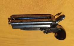 4 hlavňový deringer typu Sharps 1859