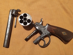 gravírovaný revolver .44