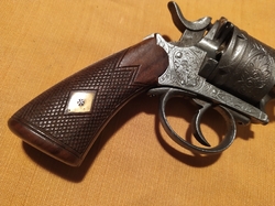 gravírovaný revolver .44