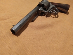 gravírovaný revolver .44